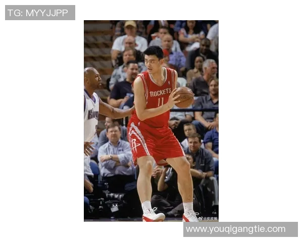 姚明高高跃起灌篮瞬间的震撼与优雅展现篮球之美