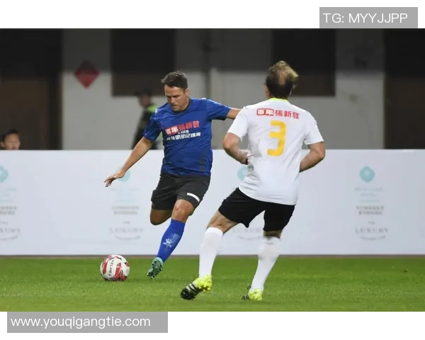 足球明星亲密瞬间高清图片大汇集展现球场外的温馨与魅力